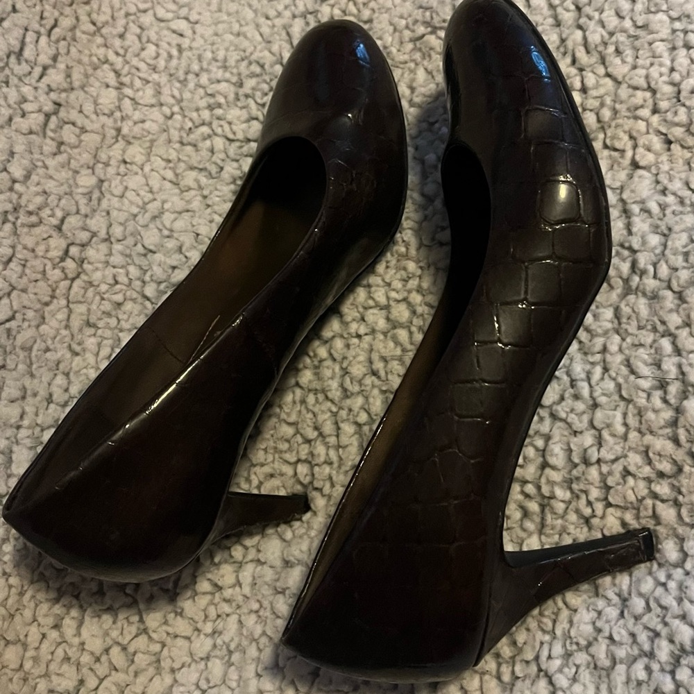 Size 8, comfort plus by predictions, brown alligator pattern heels